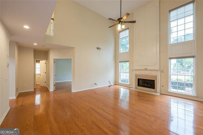 Building Photo - 2404 Gablewood Dr NE