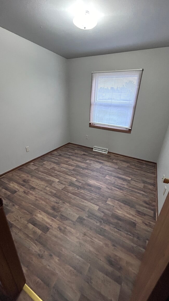 Building Photo - 425 E Monroe Ave