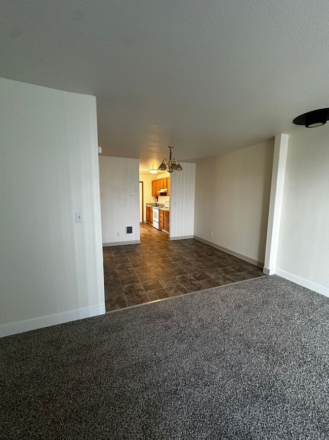 Building Photo - 3 Bedroom, 1 and half Bathroom Duplex!