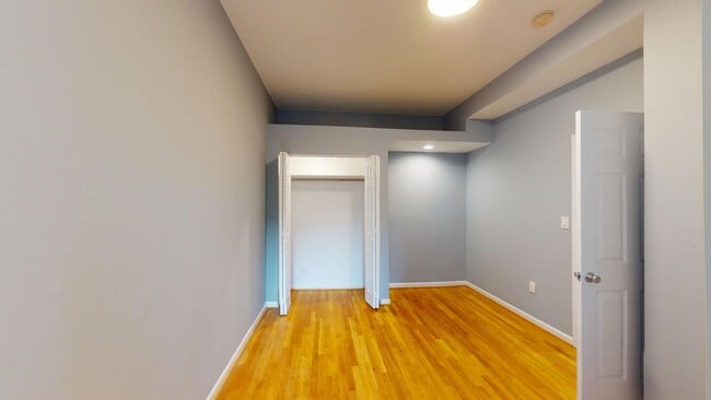 Building Photo - Le Droit Park Renovated Three Bedroom W/Pa...