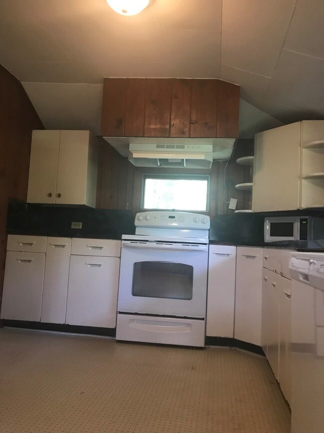 Building Photo - 3 Bedroom home in Hendersonville!