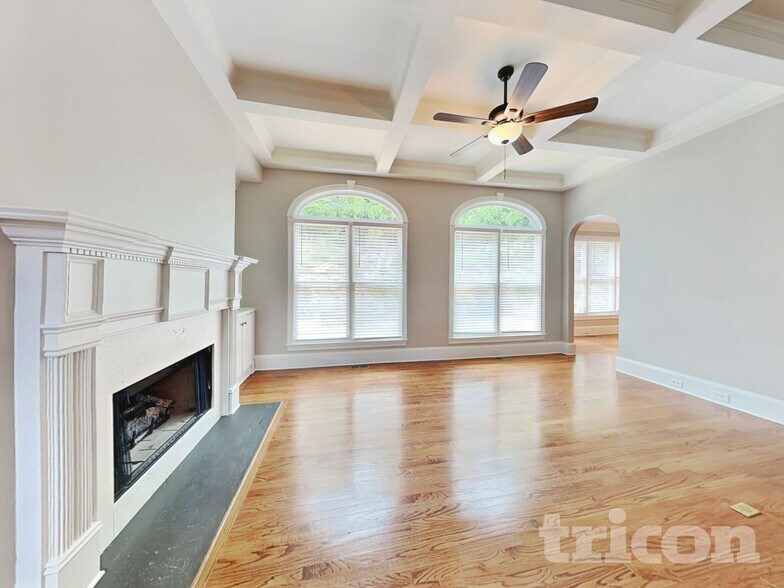 Building Photo - 5840 Cool Springs Dr