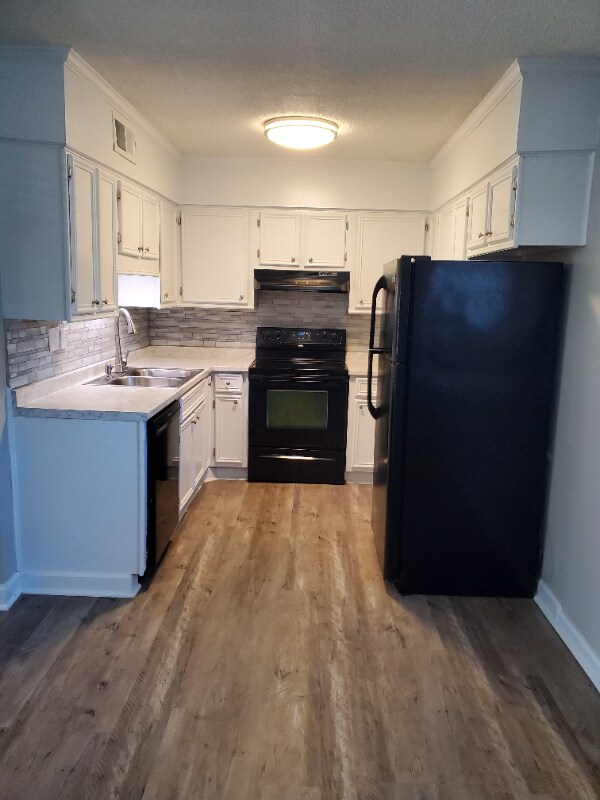 Building Photo - 601 Riverhill Cir