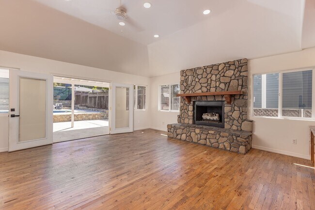 Building Photo - Meiners Oaks Gem