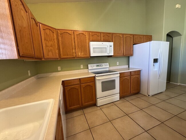 Building Photo - Beautiful 4 bedroom home in the neighborhood of Canyon De Flores!