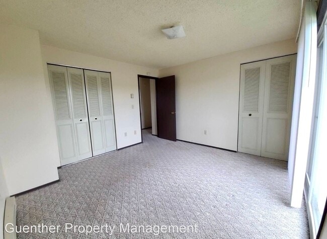 Building Photo - 2918 E South Riverton Ave