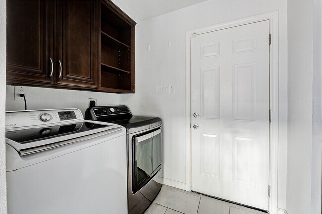 Building Photo - 201 Vanderpool Ln