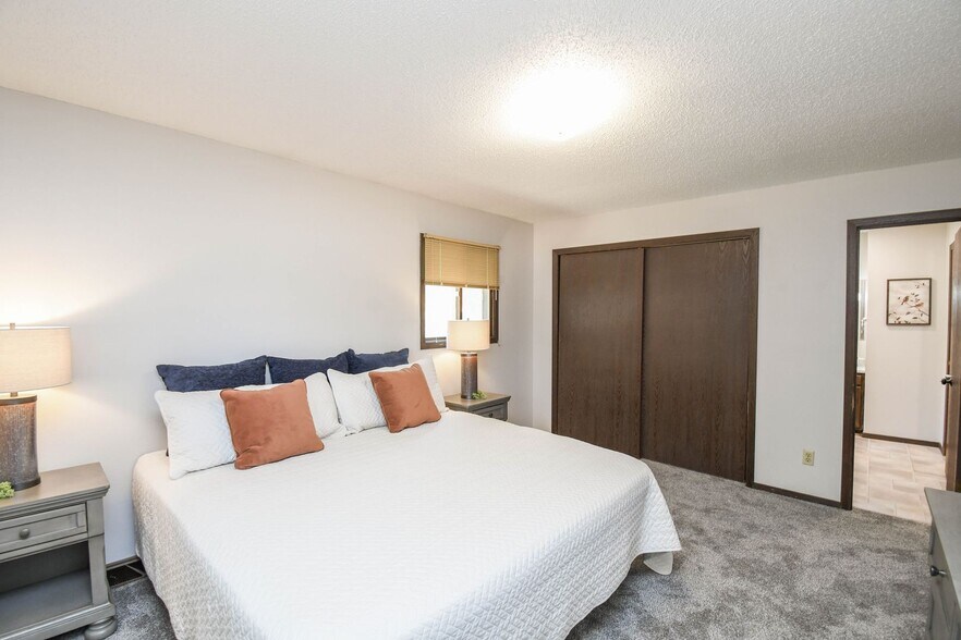 Building Photo - 4504 S Cliff Ave