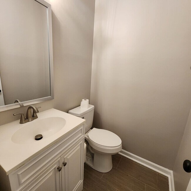 Building Photo - Beautiful End unit Townhome for rent