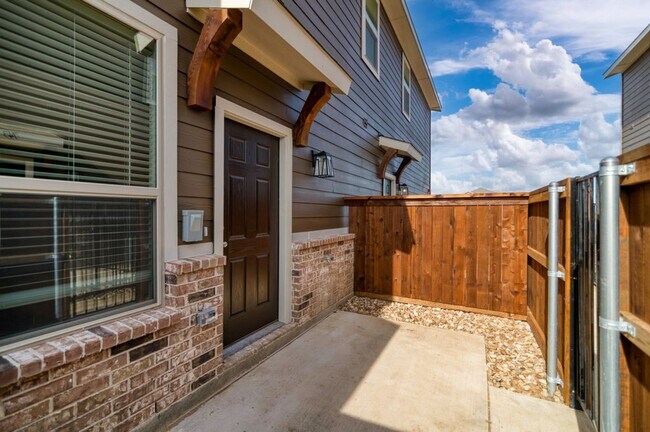 Building Photo - GORGEOUS 2 BEDROOM FOUR PLEX LOCATED IN MI...