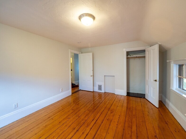 Building Photo - 12 Adella Pl