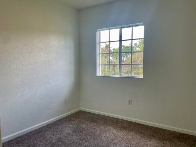 Building Photo - 4988 SE Mariner Garden Cir