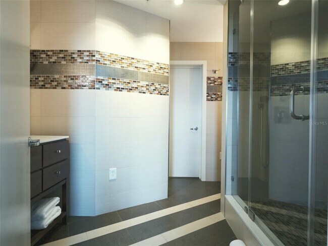 Building Photo - 525 E Jackson St