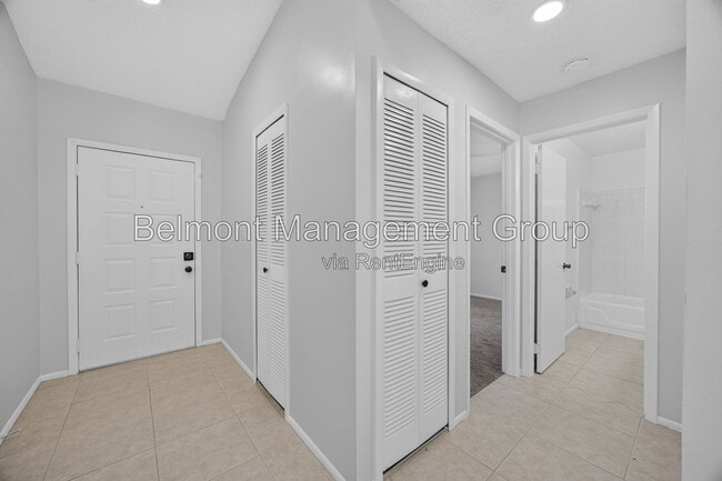 Building Photo - 102 Edgewater Cir
