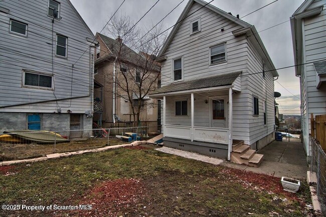 Building Photo - 1521 Pine St