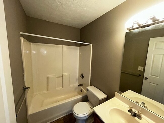Building Photo - Newly Renovated 2 BR/1BA