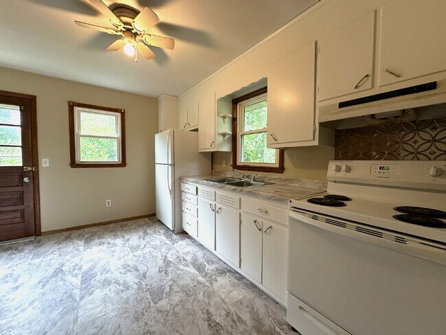 Building Photo - LEASE PENDING! Two Bedroom Apartment in We...