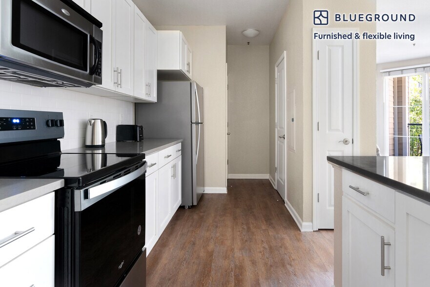 Building Photo - 5684 Bay St