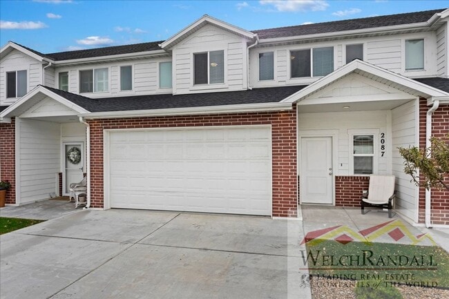 Building Photo - Live in Style – 3 Bed, 2.5 Bath Townhome i...