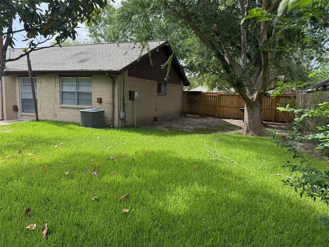 Building Photo - 5613 Countryaire St