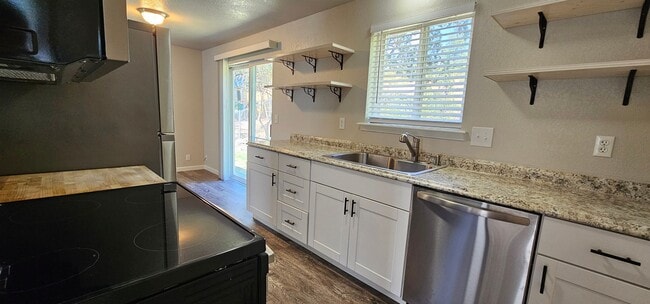 Building Photo - Large Yard - NE Grants Pass