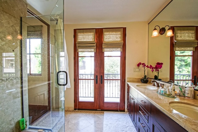 Building Photo - LUXURIOUS & FULLY FURNISHED, 2800 SQ FT WALKSTREET HOME W/ GREAT OCEAN VIEWS, LARGE DECK, 3 BALCO...