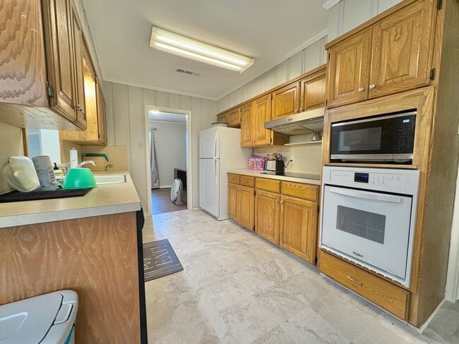 Building Photo - Spacious 3-Bed, 2-Bath Home with Large Sho...