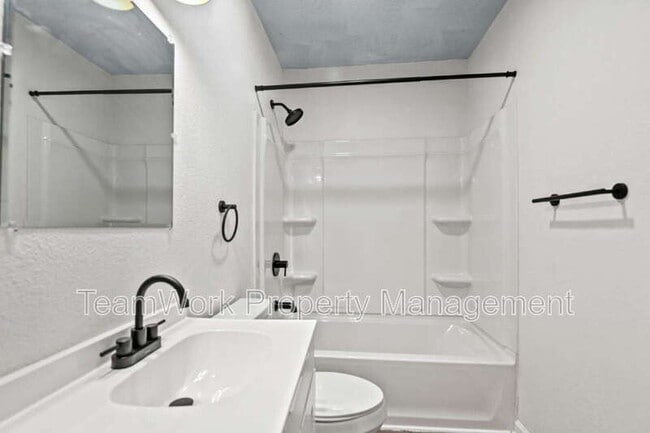 Building Photo - 3042 Terry Dr
