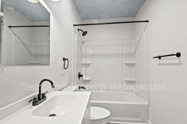 Building Photo - 3042 Terry Dr