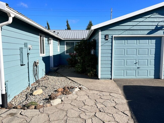 Building Photo - Duplex Must See Stunning Updated 2BR/1BA/1 car garage Avail. June 5th
