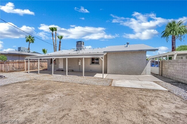 Building Photo - 1050 E Hassett Ave