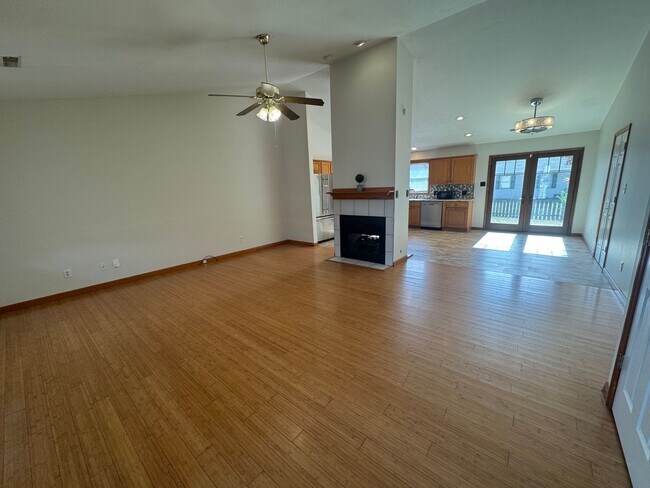 Building Photo - 3 Bedroom, 2 Bath New Rental Alert in Chat...