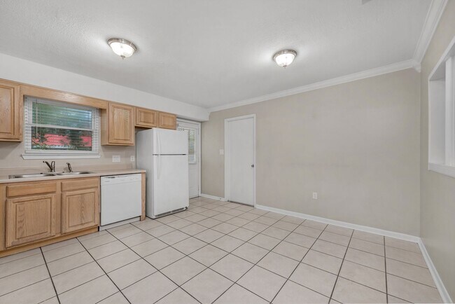 Building Photo - Charming 3 Bedroom Home in Pine Meadows – Prime Fort Walton Beach Location