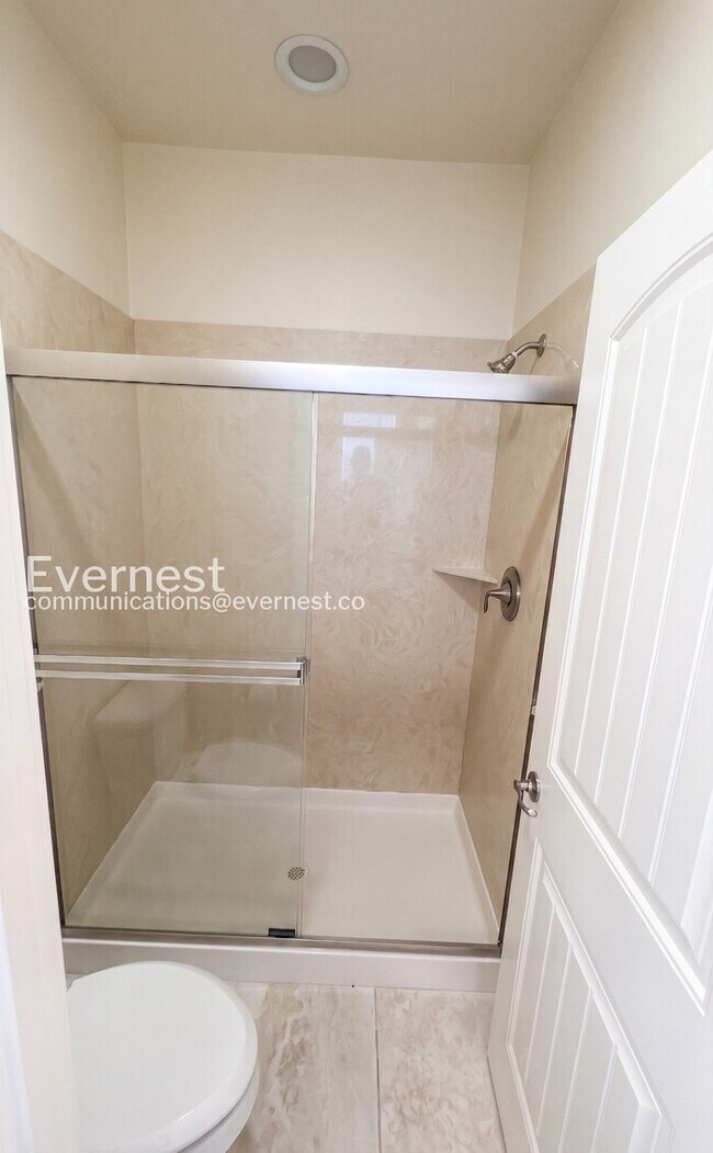 Building Photo - 3-Bed/3.5-Bath Townhome/ Available Now!