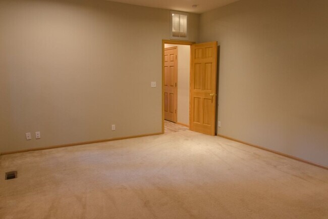 Building Photo - 5Bd/2.75Ba Mercer Island House
