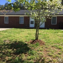 Building Photo - Available April 10th, 2025 or sooner. Desi...
