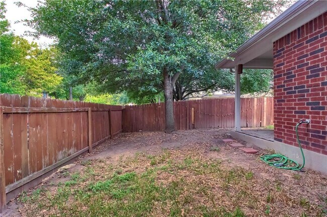 Building Photo - 1100 Emmitt Run