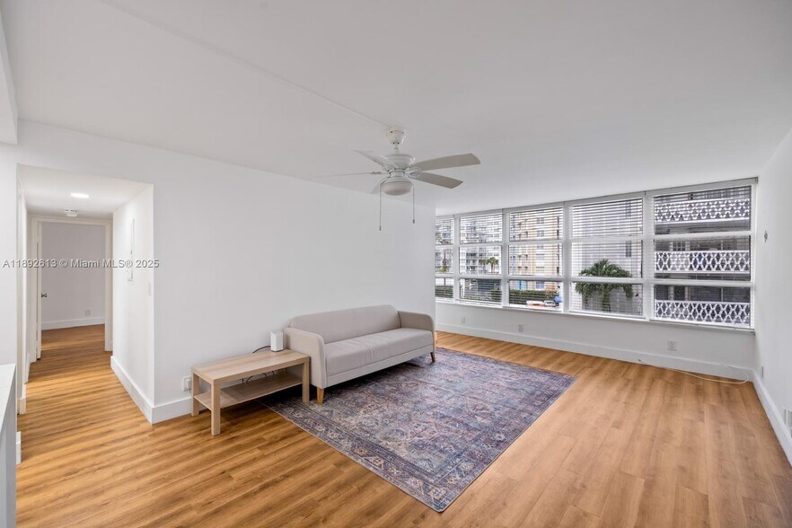 Building Photo - 1440 Brickell Bay Dr