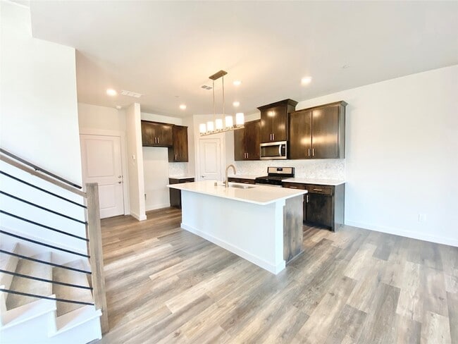 Building Photo - 837 Emerling Dr