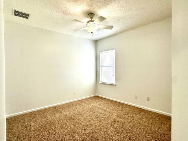 Building Photo - Beautiful 4/3, Amenities Galore! Located i...