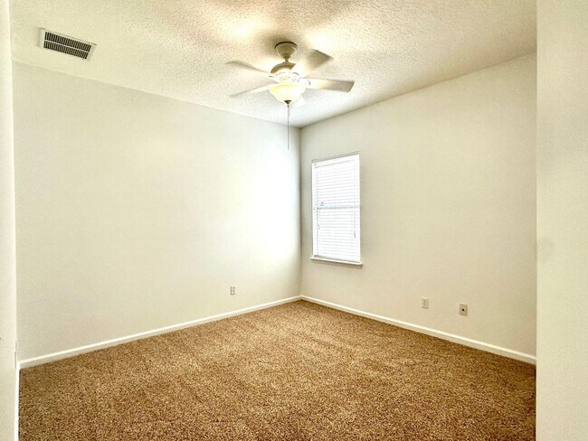 Building Photo - North Hampton! Amenities Galore! 4 Bed, 3 Bath!