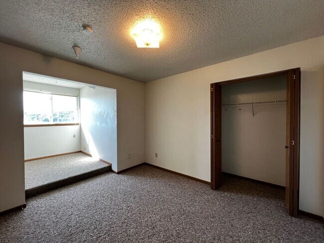 Building Photo - $1,800 | 3 Bedroom, 2 Bathroom Apartment |...