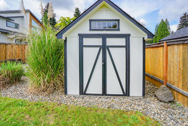 Building Photo - NEWER FOUR BEDROOM NEAR HAZEL DELL