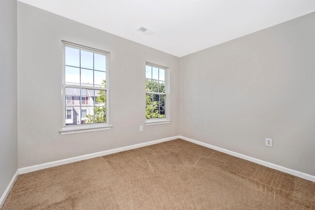 Building Photo - Fantastic End Unit Townhouse For Lease