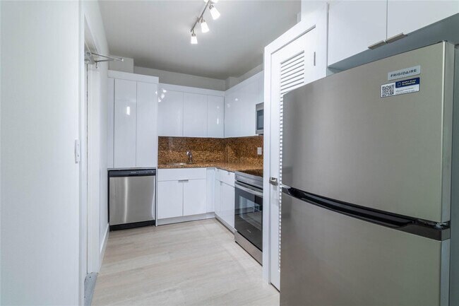 Building Photo - 2424 SE 17th St