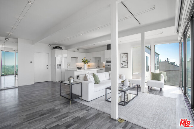 Building Photo - 8506 Magnolia Dr