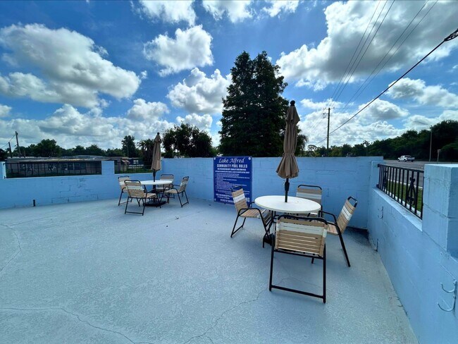 Building Photo - 670 E Alfred Dr