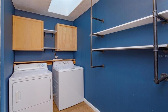 Building Photo - 8437 Alveron Ave