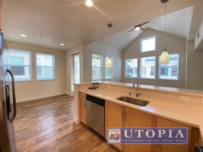 Building Photo - Beautiful and Spacious 3-bedroom, 3.5-bathroom Townhouse Located in the heart of Seabright.