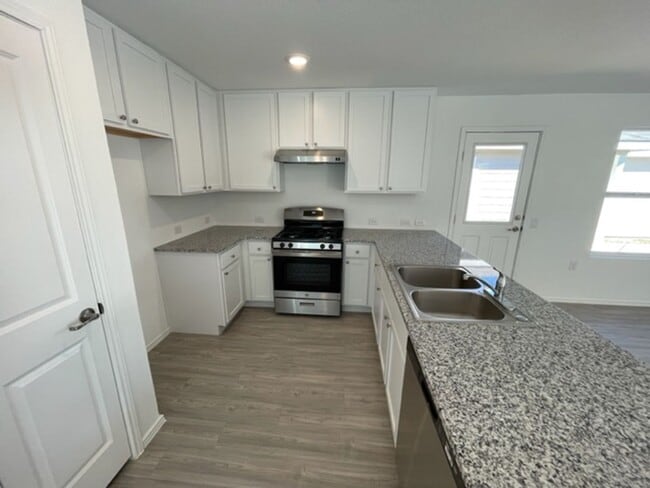 Building Photo - Ready for Move In- Modern & Roomy- 4 Bedro...